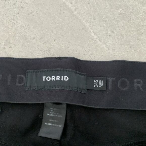 Torrid 24S Black Knee Length Capri Length Pants - Picture 2 of 5